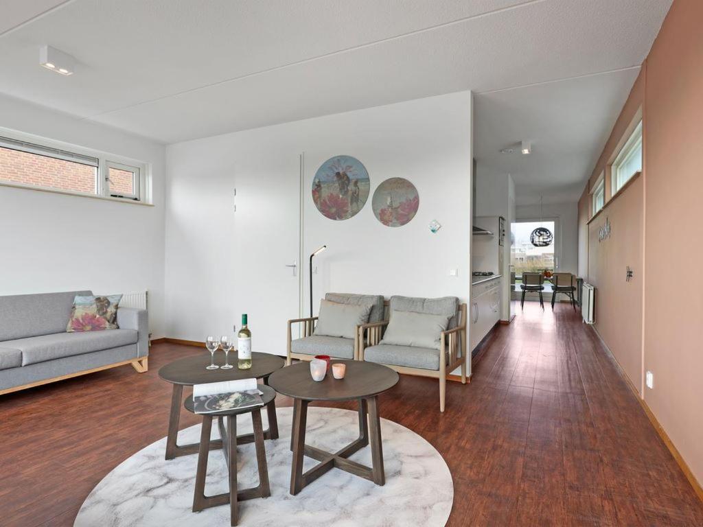 Luxury 4-Person Residence In The Holiday Park Landal Esonstad Anjum 객실 사진